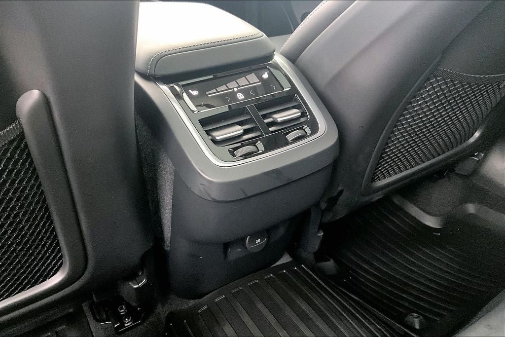2024 Volvo XC60 B5 Ultimate Dark Theme