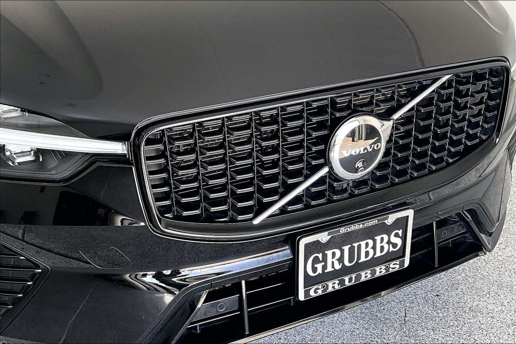 2024 Volvo XC60 B5 Ultimate Dark Theme