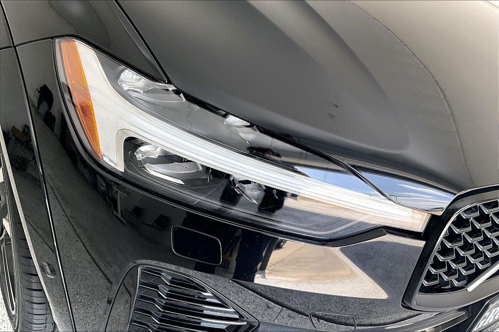 2024 Volvo XC60 B5 Ultimate Dark Theme