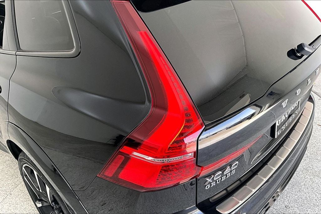 2024 Volvo XC60 B5 Ultimate Dark Theme