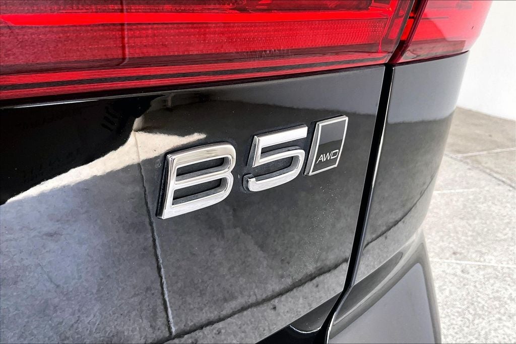 2024 Volvo XC60 B5 Ultimate Dark Theme
