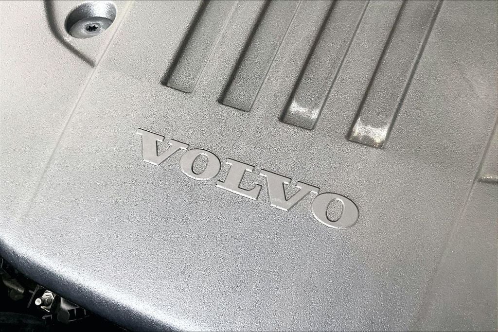 2024 Volvo XC60 B5 Ultimate Dark Theme