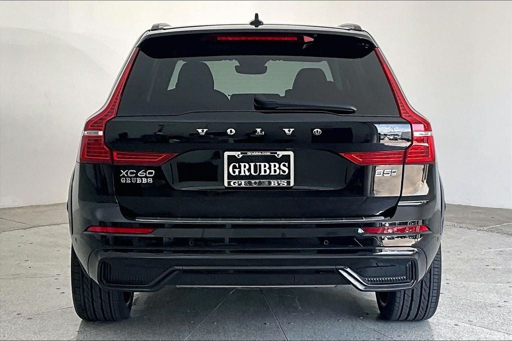2024 Volvo XC60 B5 Ultimate Dark Theme