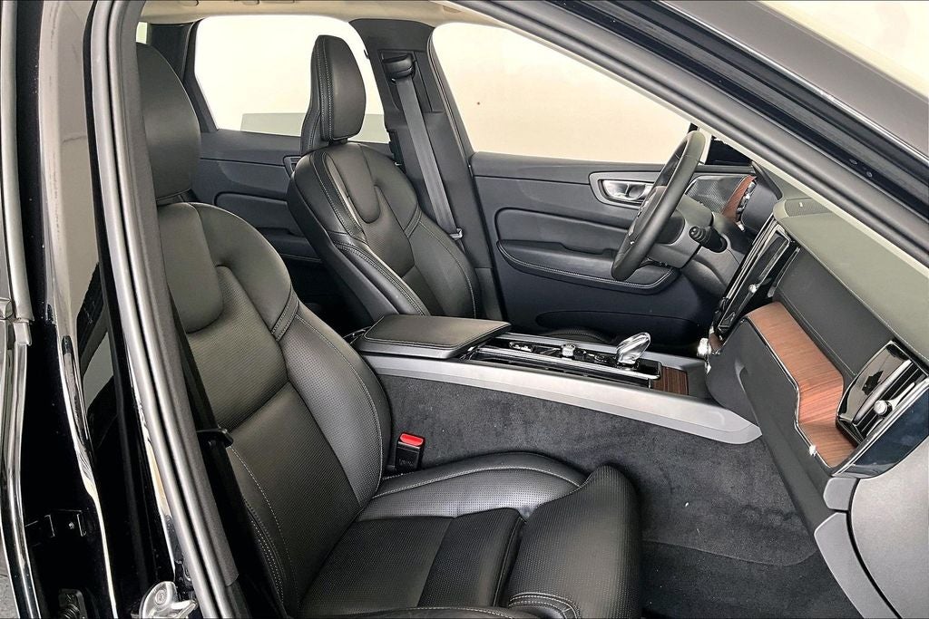 2024 Volvo XC60 B5 Ultimate Dark Theme