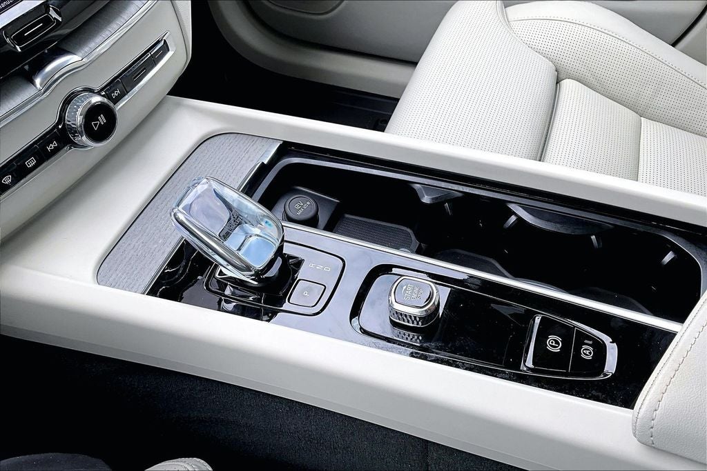 2024 Volvo XC60 B5 Ultimate Dark Theme