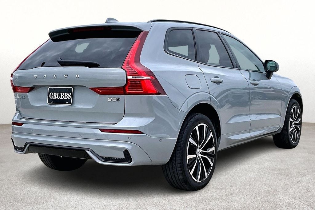 2024 Volvo XC60 B5 Ultimate Dark Theme