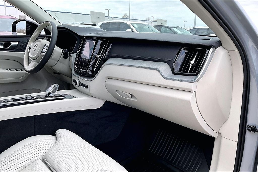 2024 Volvo XC60 B5 Ultimate Dark Theme