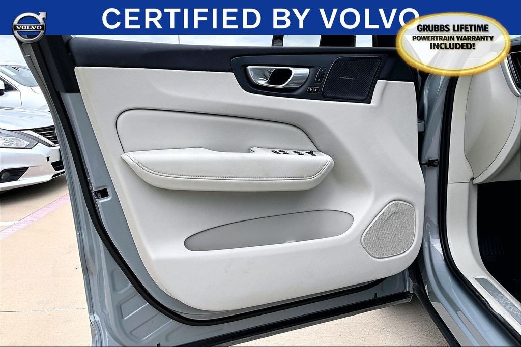 2024 Volvo XC60 B5 Ultimate Dark Theme