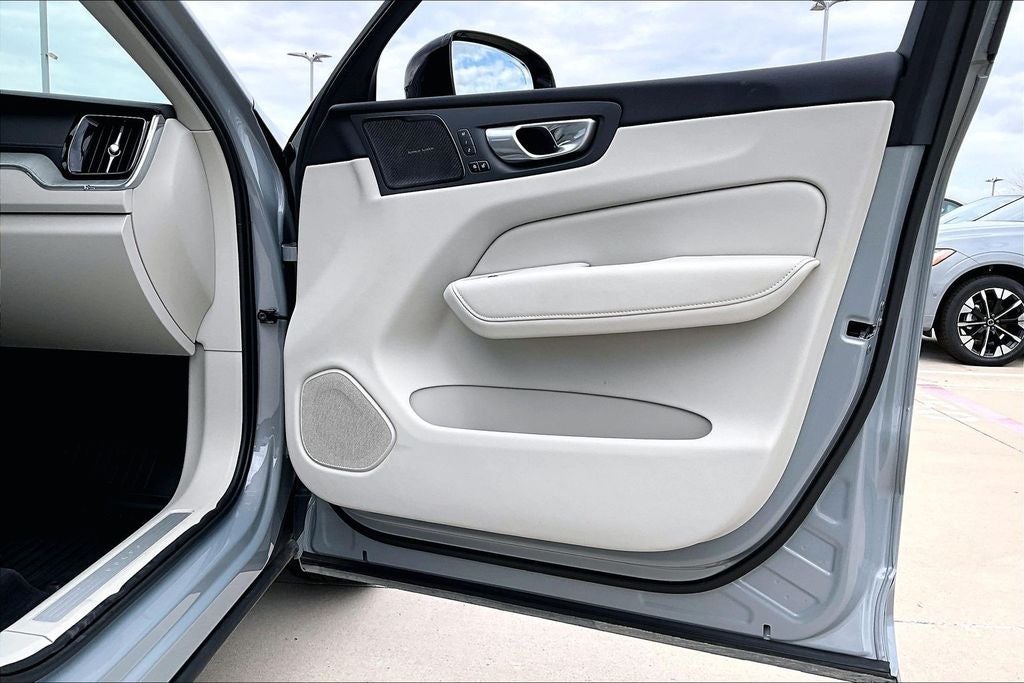 2024 Volvo XC60 B5 Ultimate Dark Theme