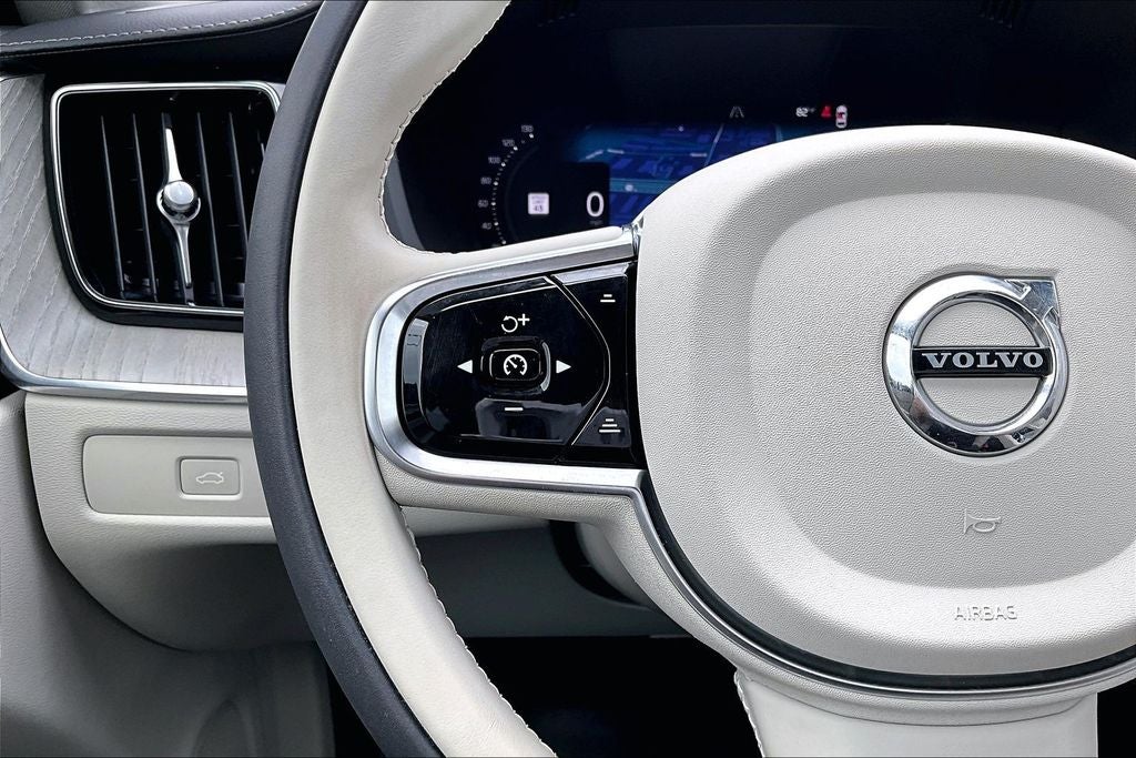 2024 Volvo XC60 B5 Ultimate Dark Theme