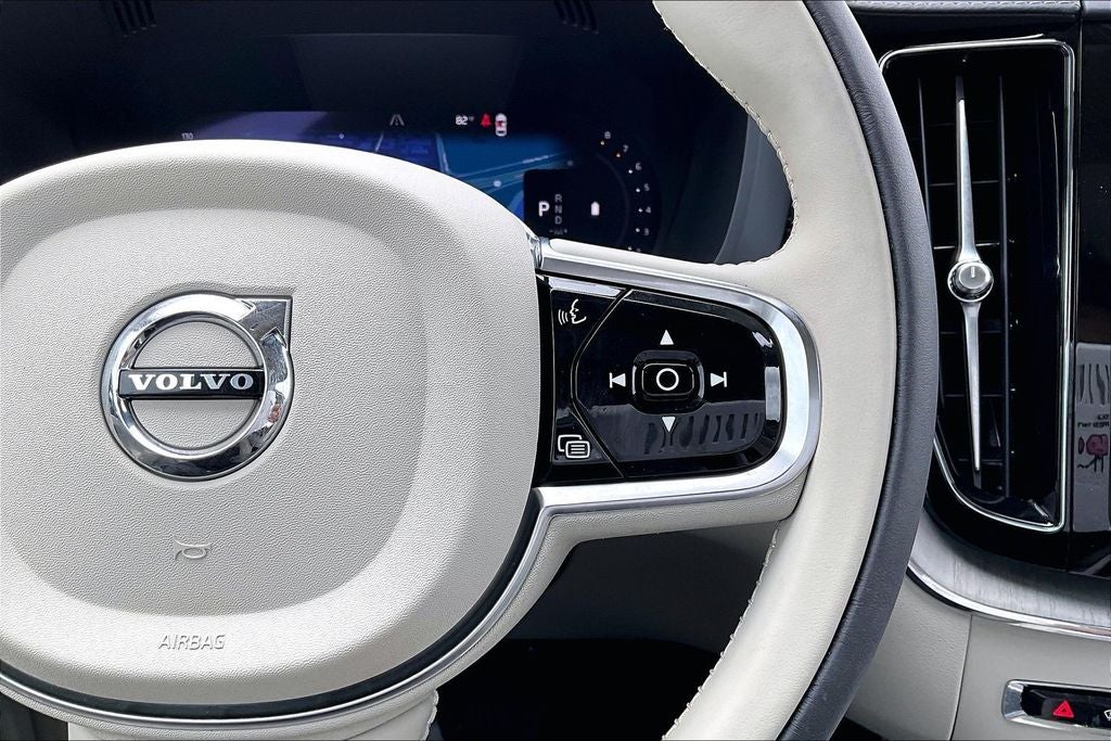 2024 Volvo XC60 B5 Ultimate Dark Theme