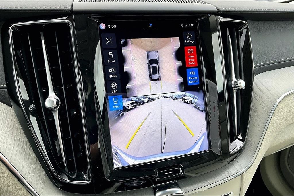 2024 Volvo XC60 B5 Ultimate Dark Theme