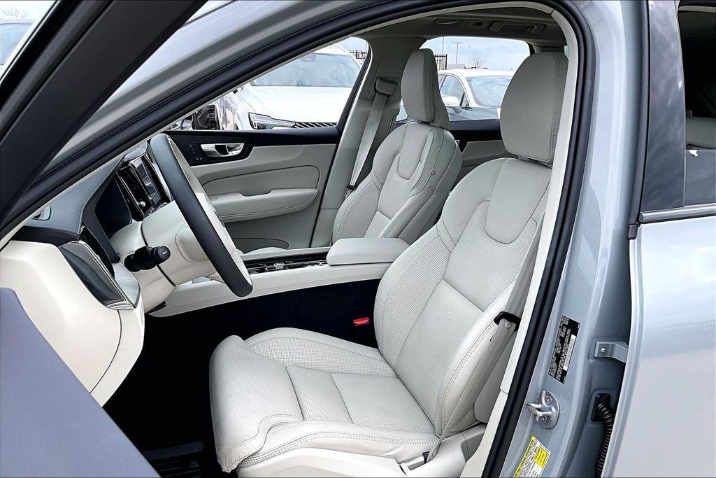 2024 Volvo XC60 B5 Ultimate Dark Theme