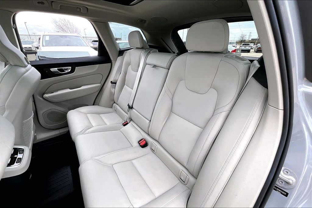 2024 Volvo XC60 B5 Ultimate Dark Theme