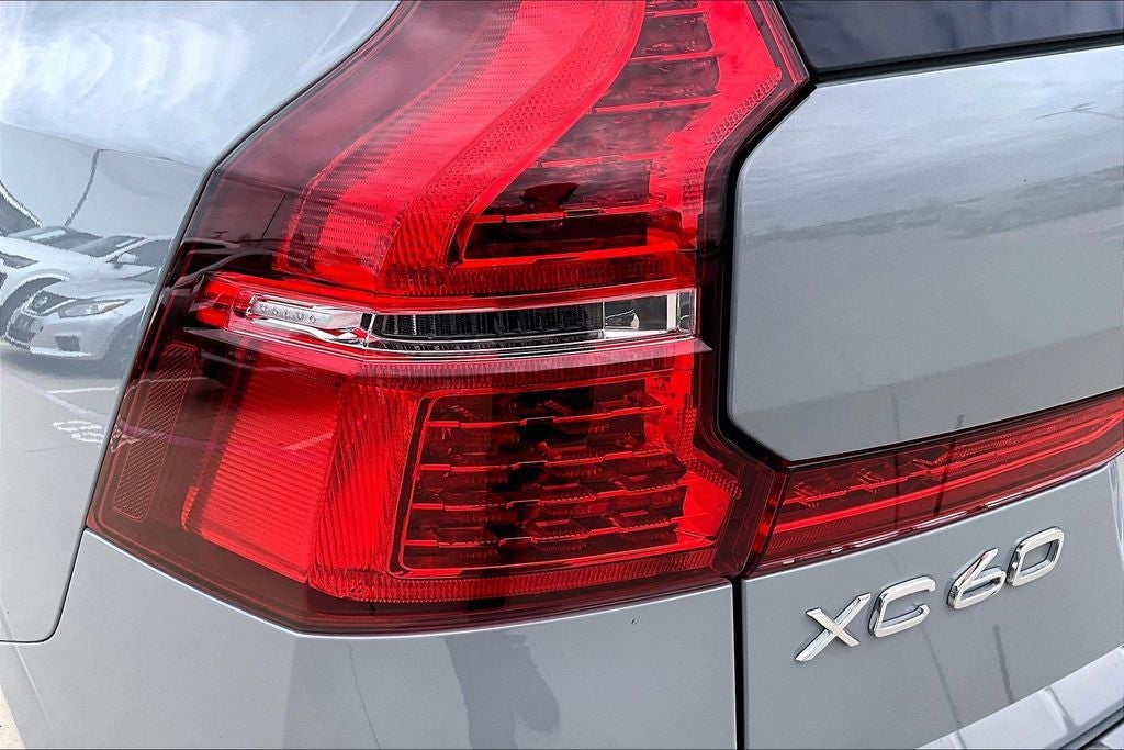 2024 Volvo XC60 B5 Ultimate Dark Theme
