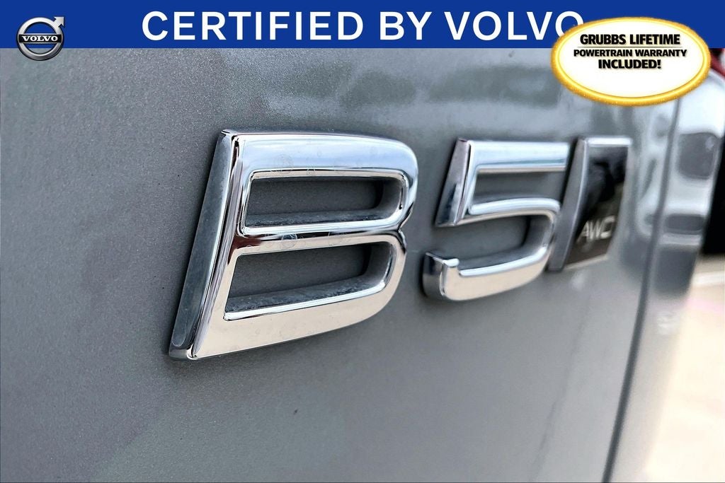 2024 Volvo XC60 B5 Ultimate Dark Theme