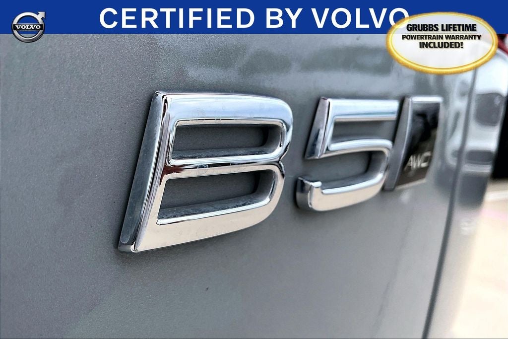 2024 Volvo XC60 B5 Ultimate Dark Theme