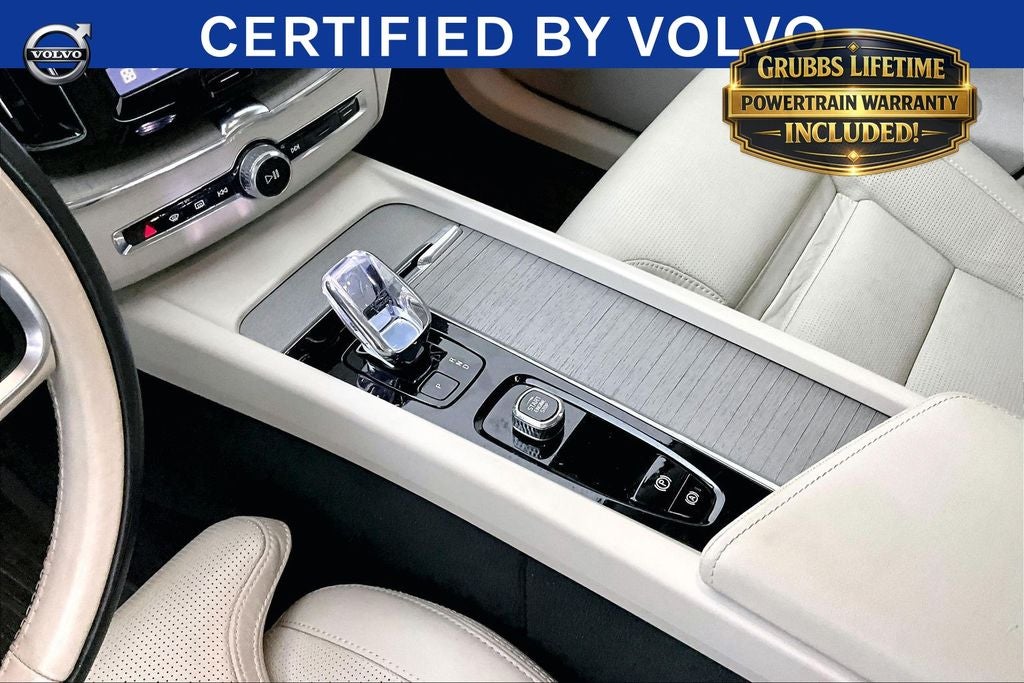 2024 Volvo XC60 B5 Ultimate Dark Theme