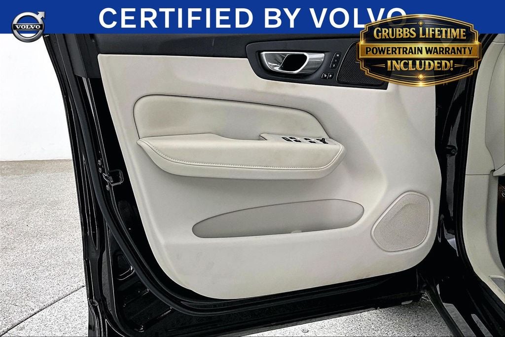 2024 Volvo XC60 B5 Ultimate Dark Theme