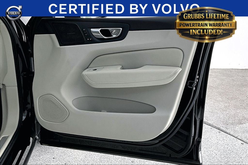 2024 Volvo XC60 B5 Ultimate Dark Theme