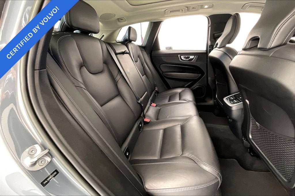 2023 Volvo XC60 B5 Ultimate Dark Theme