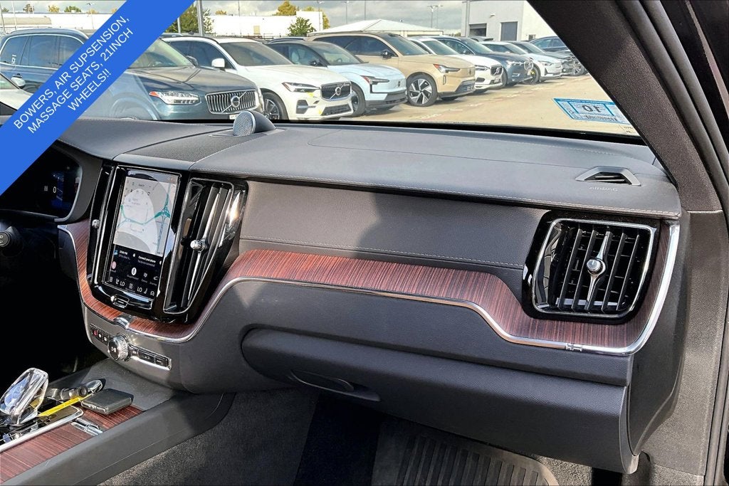 2024 Volvo XC60 B5 Ultimate Dark Theme