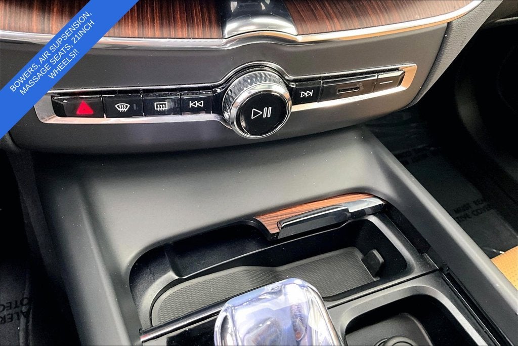 2024 Volvo XC60 B5 Ultimate Dark Theme