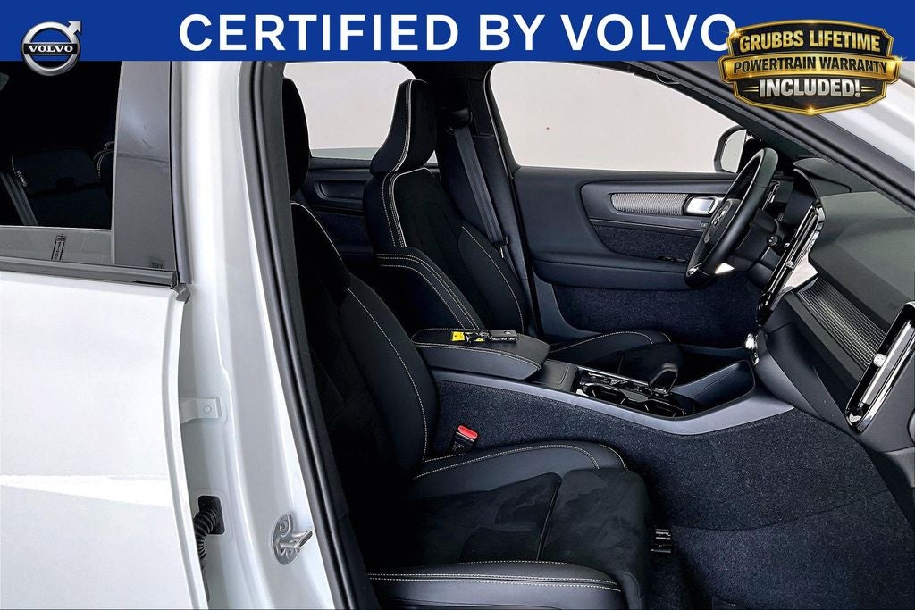 2025 Volvo XC40 B5 Plus Dark Theme