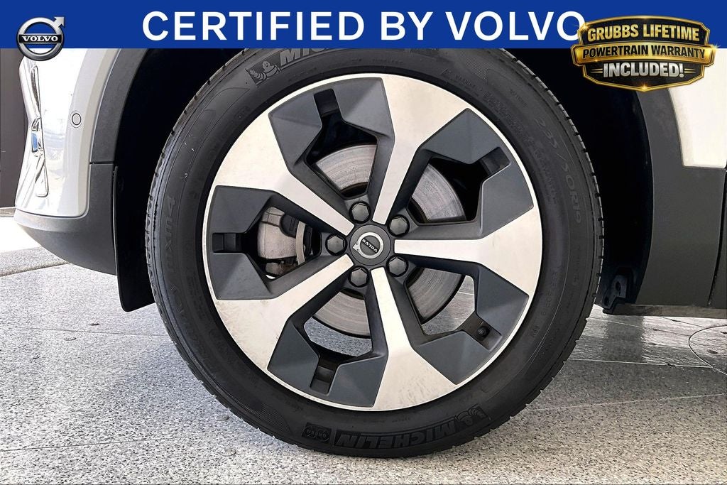 2025 Volvo XC40 B5 Plus Dark Theme