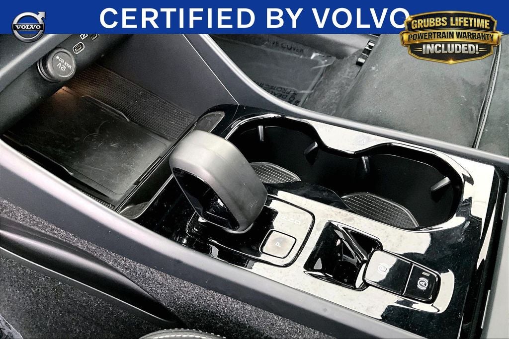 2025 Volvo XC40 B5 Plus Dark Theme