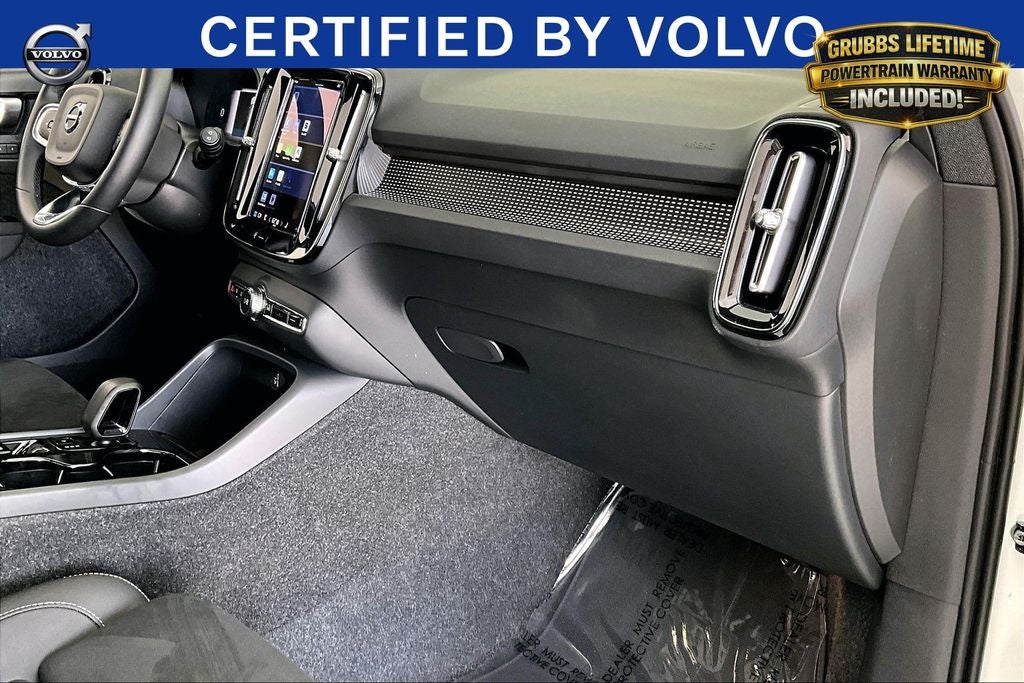 2025 Volvo XC40 B5 Plus Dark Theme