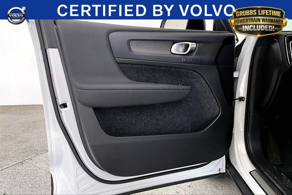 2025 Volvo XC40 B5 Plus Dark Theme