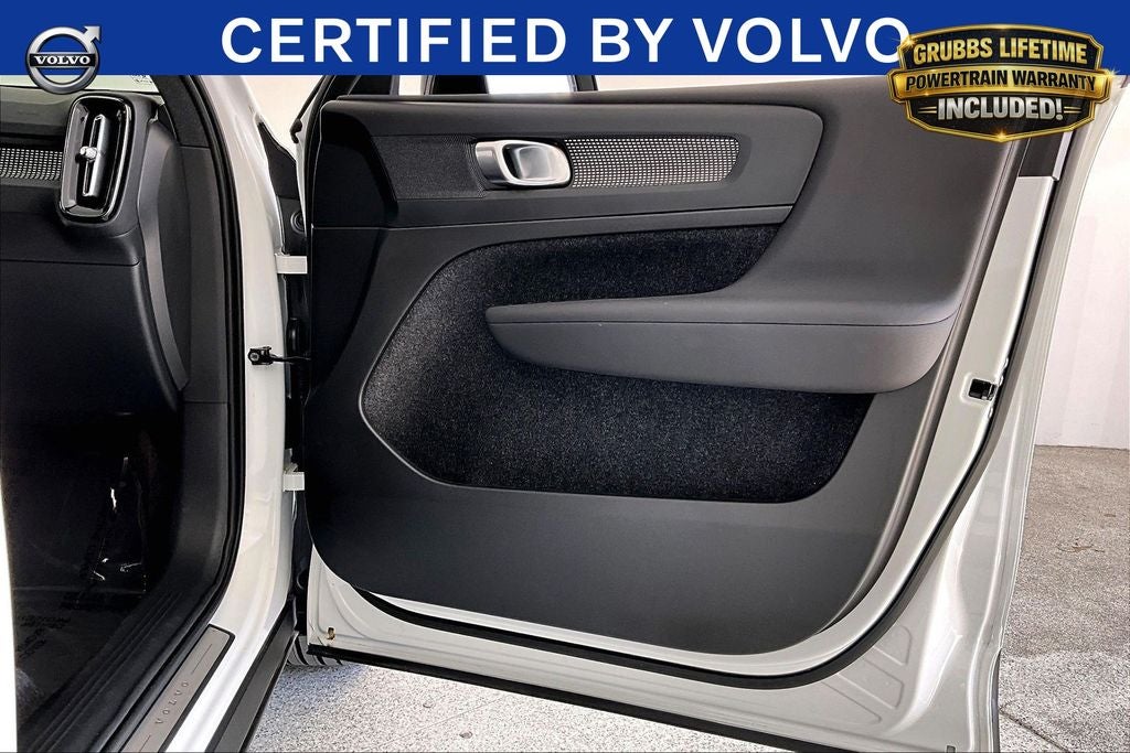 2025 Volvo XC40 B5 Plus Dark Theme