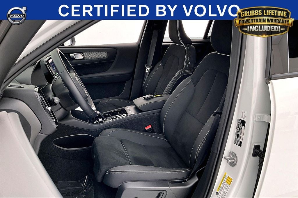 2025 Volvo XC40 B5 Plus Dark Theme