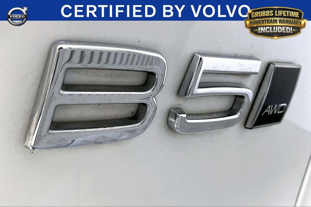 2025 Volvo XC40 B5 Plus Dark Theme