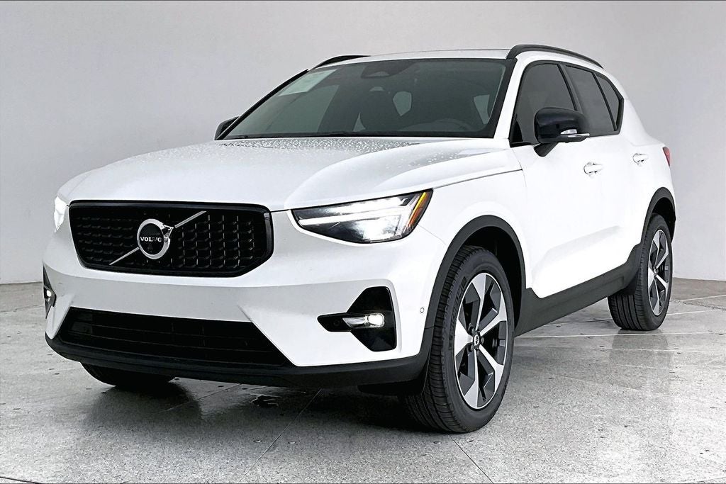 2026 Volvo XC40 B5 Plus