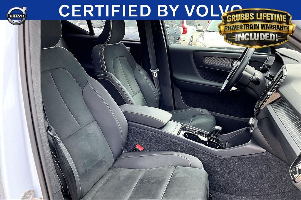 2025 Volvo XC40 B5 Plus Dark Theme