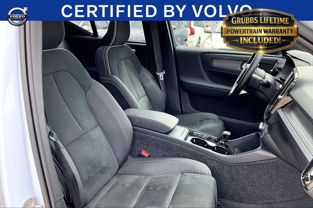 2025 Volvo XC40 B5 Plus Dark Theme