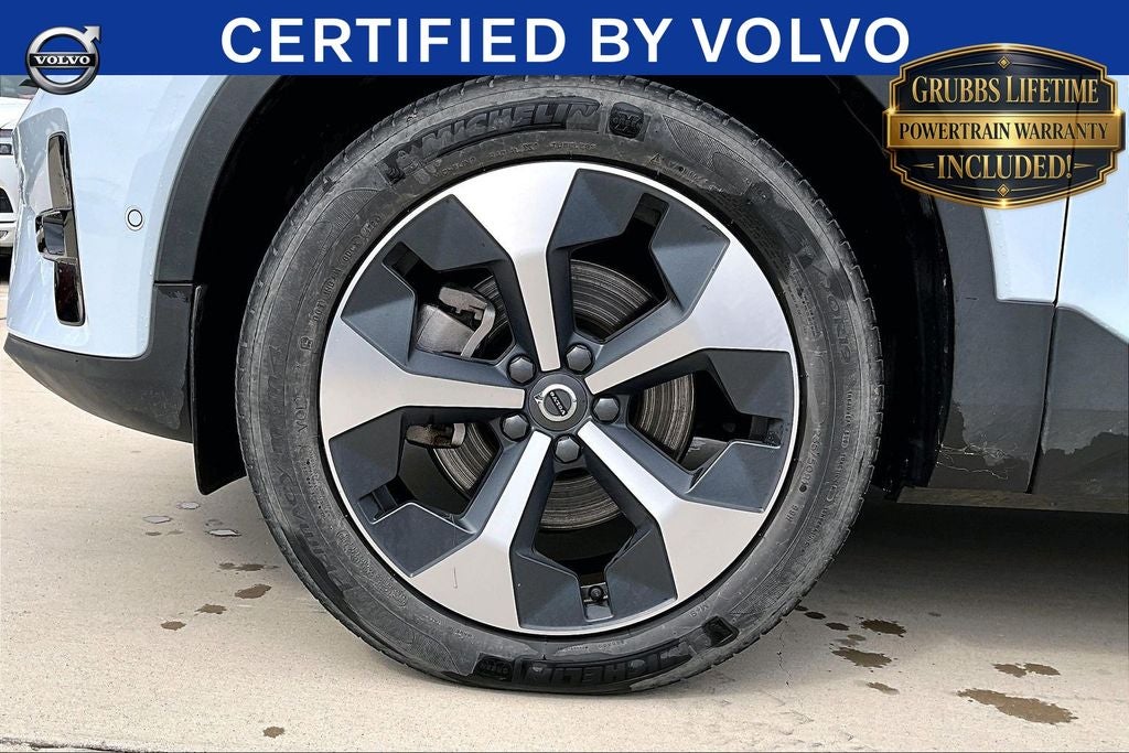 2025 Volvo XC40 B5 Plus Dark Theme
