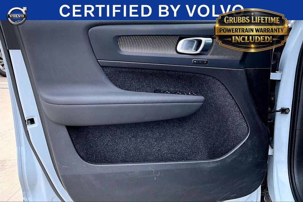 2025 Volvo XC40 B5 Plus Dark Theme