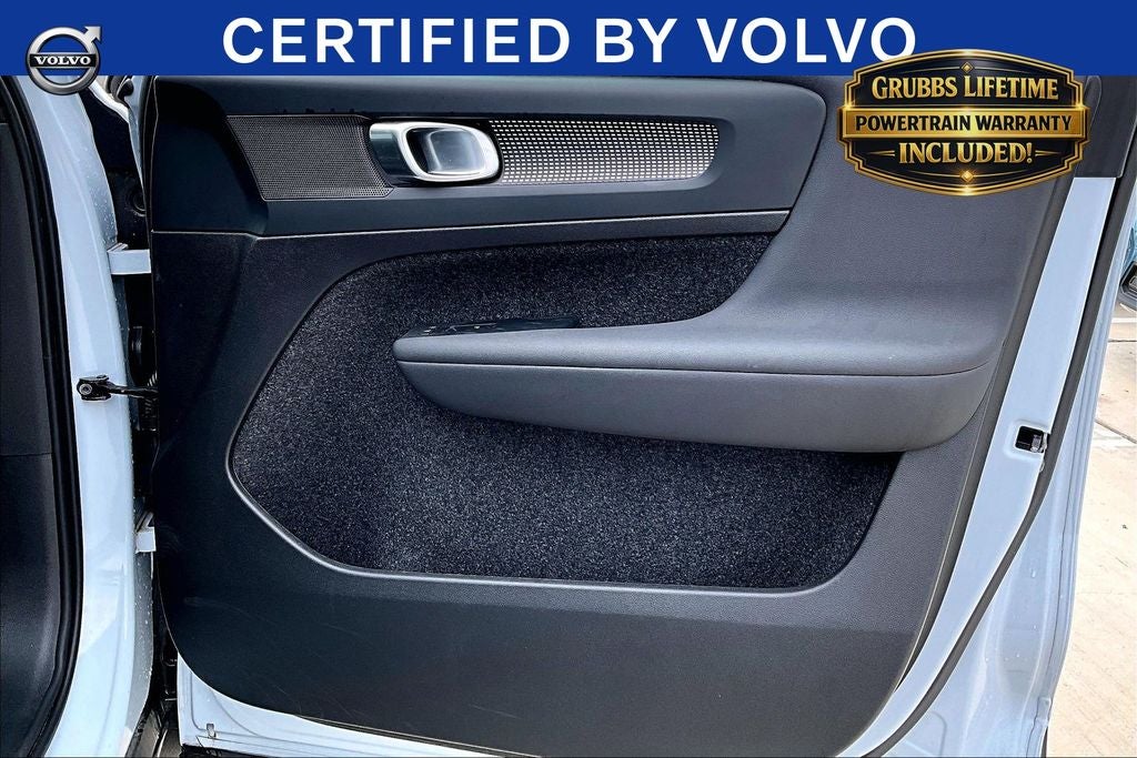 2025 Volvo XC40 B5 Plus Dark Theme