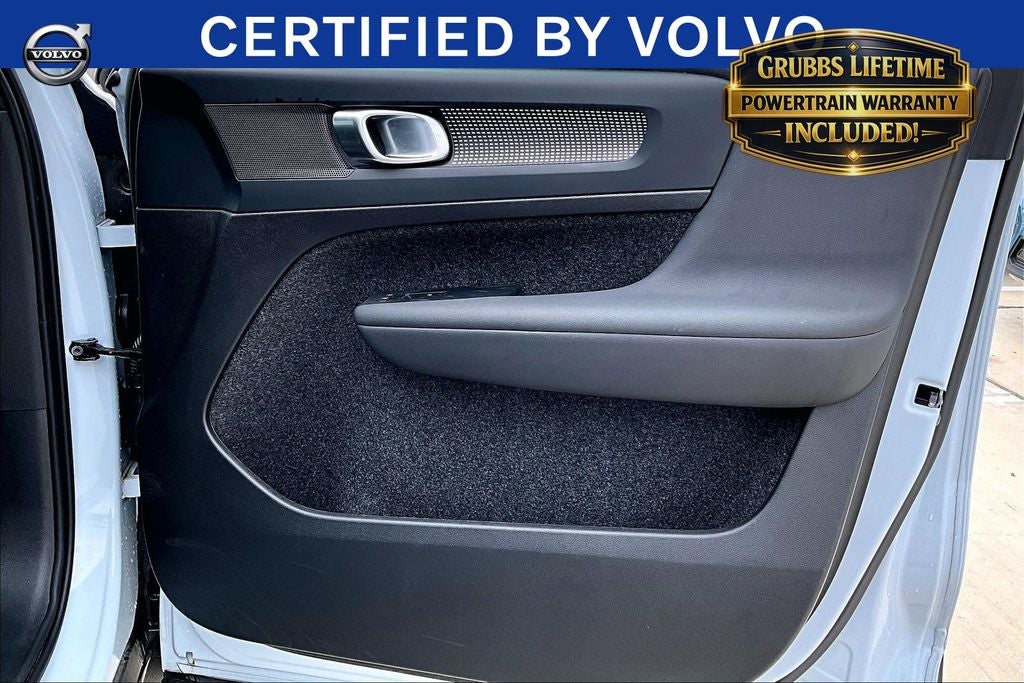 2025 Volvo XC40 B5 Plus Dark Theme