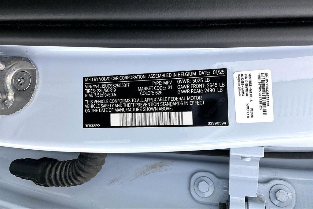 2025 Volvo XC40 B5 Plus Dark Theme