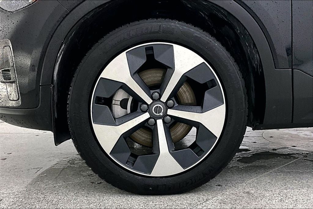 2025 Volvo XC40 B5 Plus Dark Theme