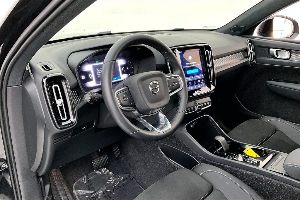 2025 Volvo XC40 B5 Plus Dark Theme