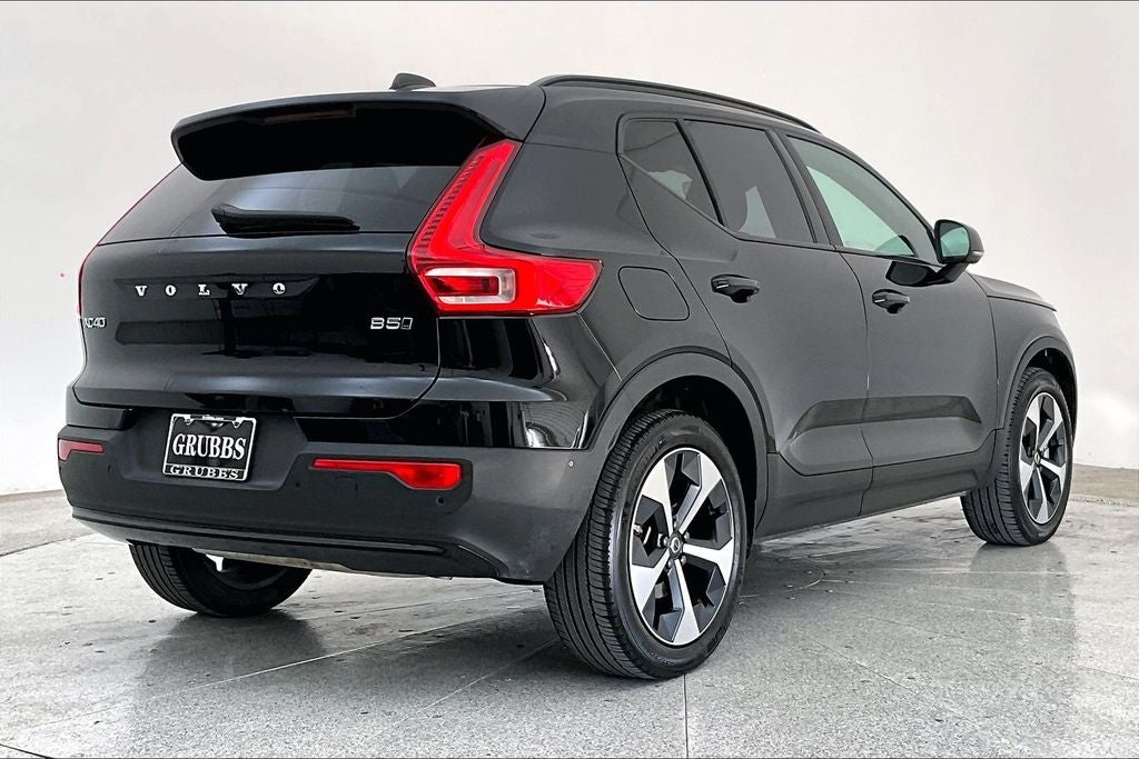 2025 Volvo XC40 B5 Plus Dark Theme