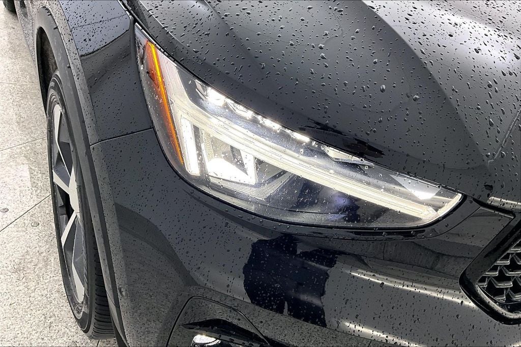 2025 Volvo XC40 B5 Plus Dark Theme