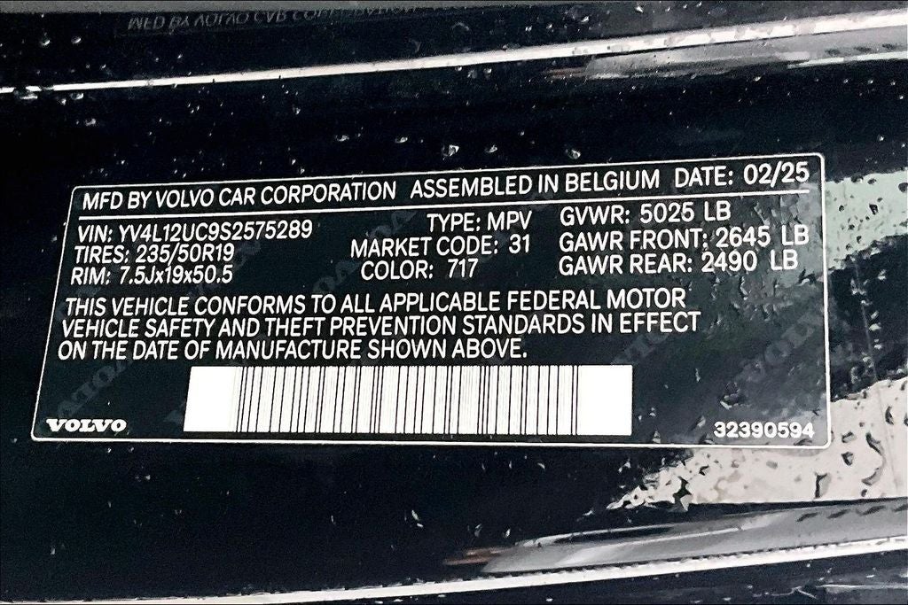 2025 Volvo XC40 B5 Plus Dark Theme