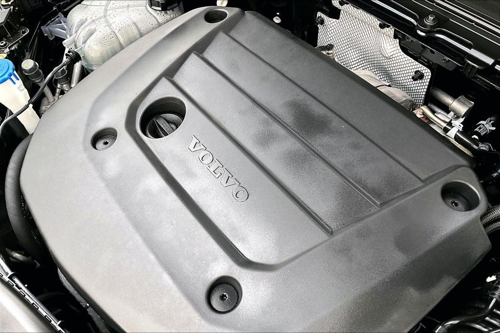 2025 Volvo XC40 B5 Plus Dark Theme