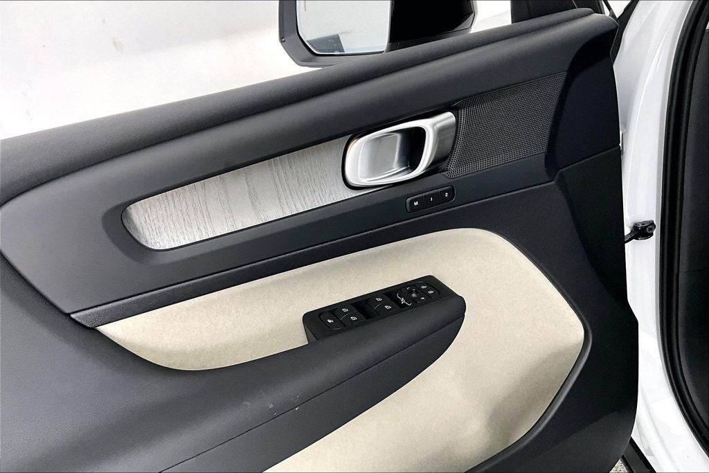 2026 Volvo XC40 B5 Plus